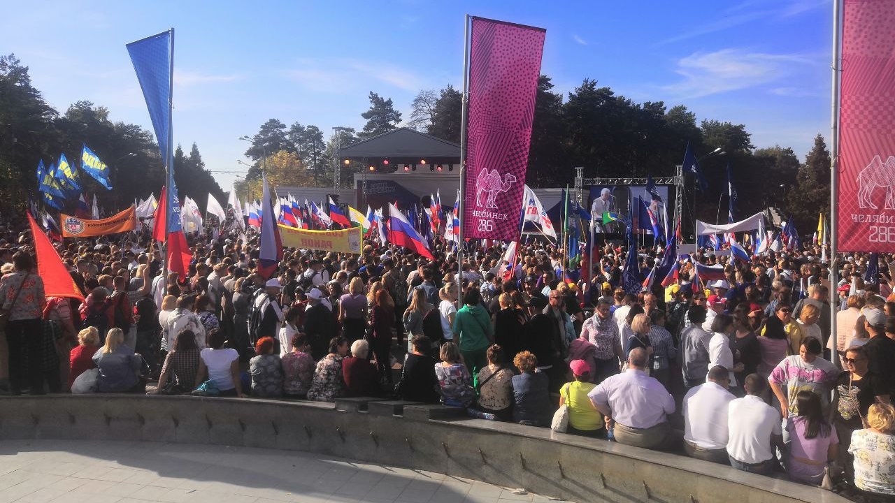 В Челябинске состоялся митинг-концерт "Своих не бросаем"