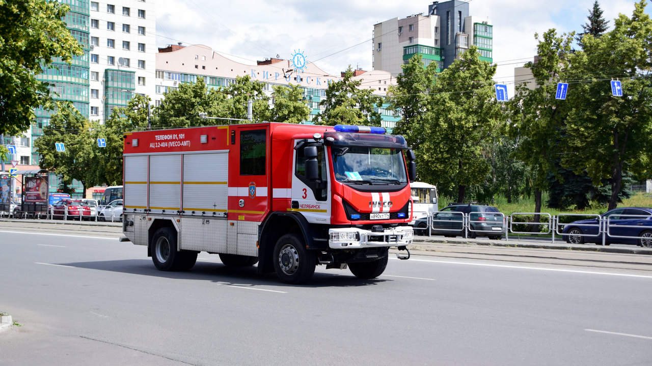Более 60 человек эвакуировались из горящего дома в Челябинске