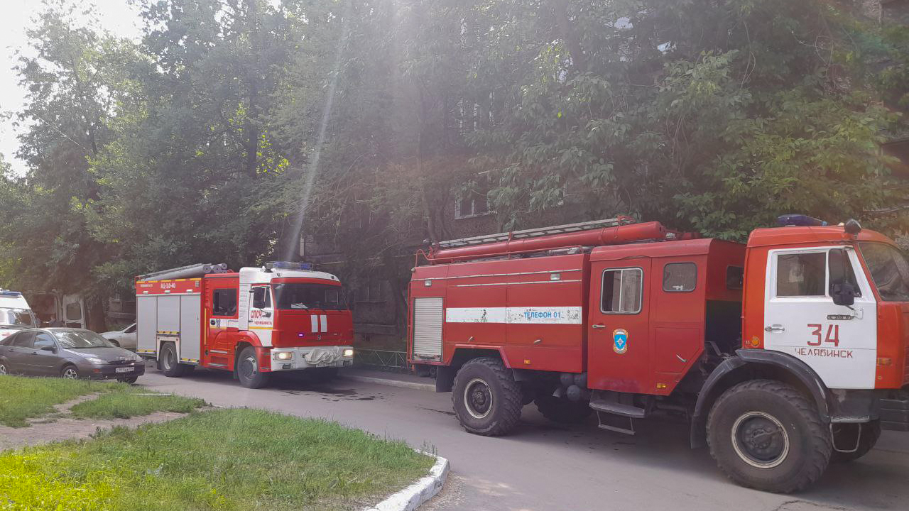 Более 60 человек эвакуировались из горящего дома в Челябинске