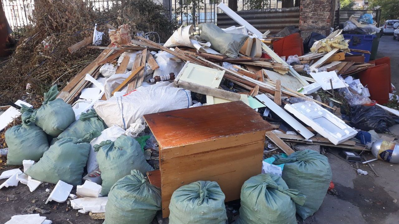 Грязь и мусор: коммунальщики в Магнитогорске не убирают контейнерные площадки