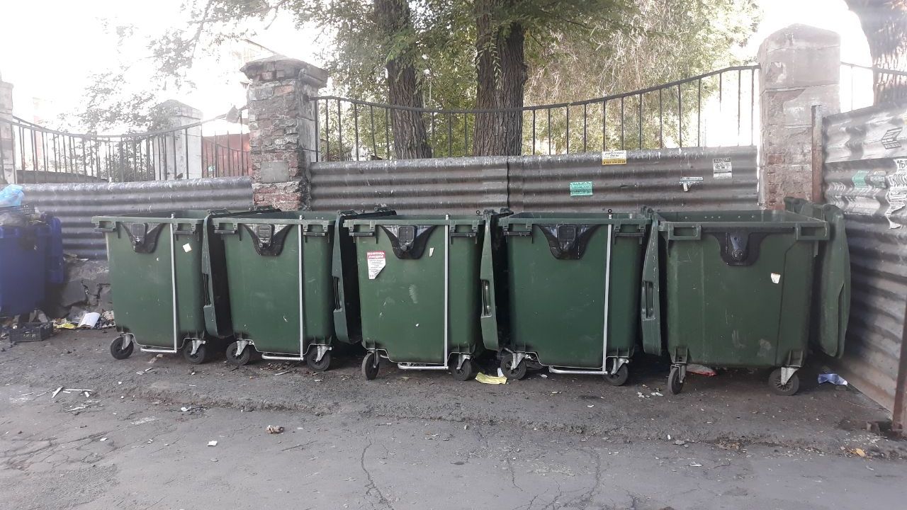 Грязь и мусор: коммунальщики в Магнитогорске не убирают контейнерные площадки