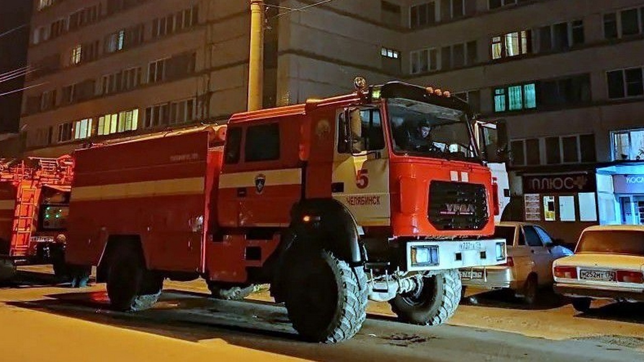 Из горящего дома в Челябинске эвакуировались 4 человека