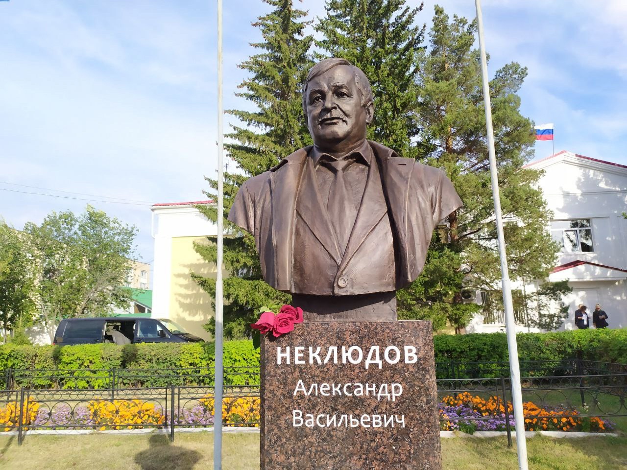 Памятник "народному" руководителю Александру Неклюдову открыли в Пласте Памятник "народному" руководителю Александру Неклюдову открыли в Пласте
