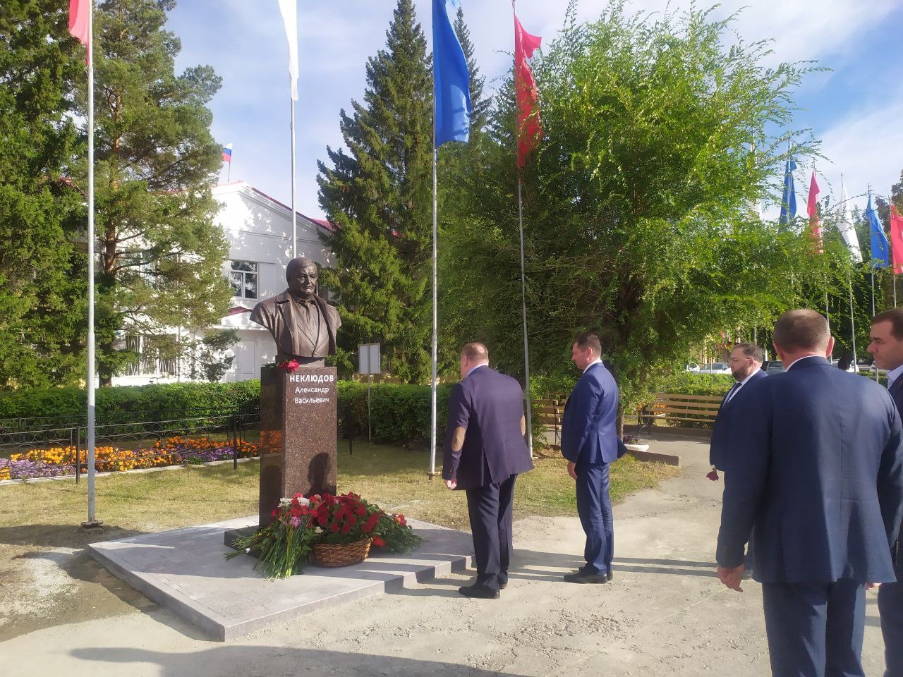 Памятник "народному" руководителю Александру Неклюдову открыли в Пласте Памятник "народному" руководителю Александру Неклюдову открыли в Пласте