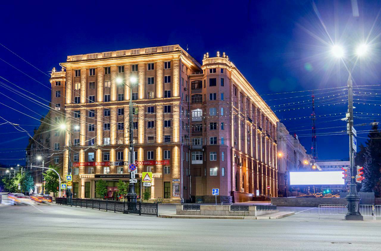 Дома в центре Челябинска украсили яркой подсветкой