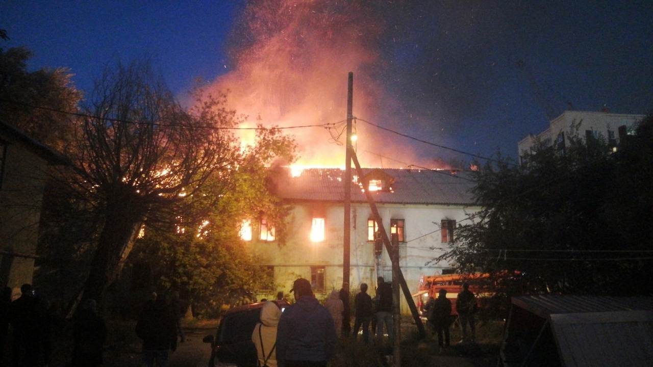 В Челябинске пожар уничтожил расселенный дом