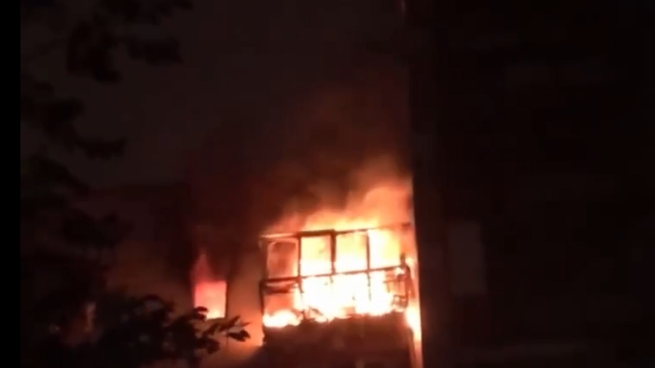 В Магнитогорске в многоквартирном доме загорелась квартира, есть пострадавшая