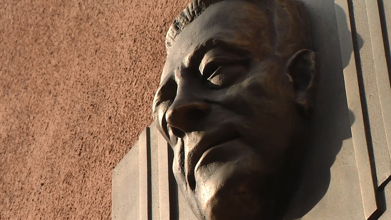 Почетному строителю Леониду Семичастному открыли в Челябинске мемориальную доску 