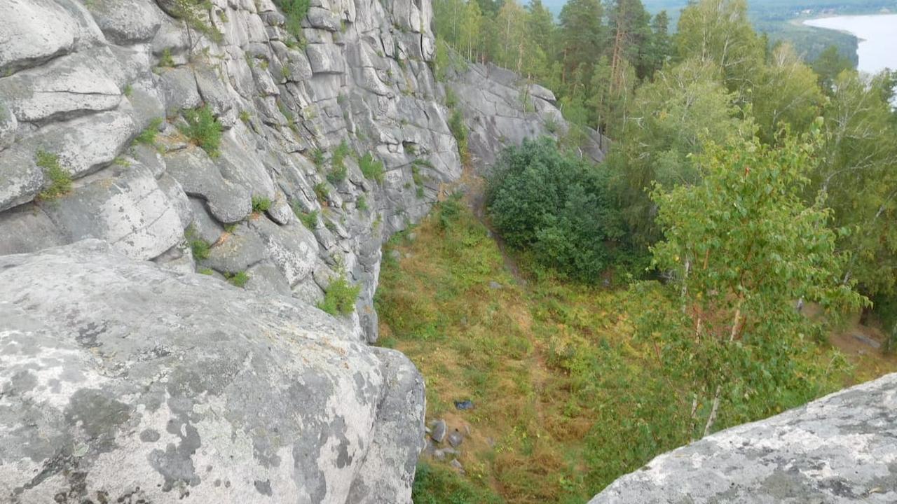 В Челябинской области 14-летняя школьница разбилась после падения со скалы