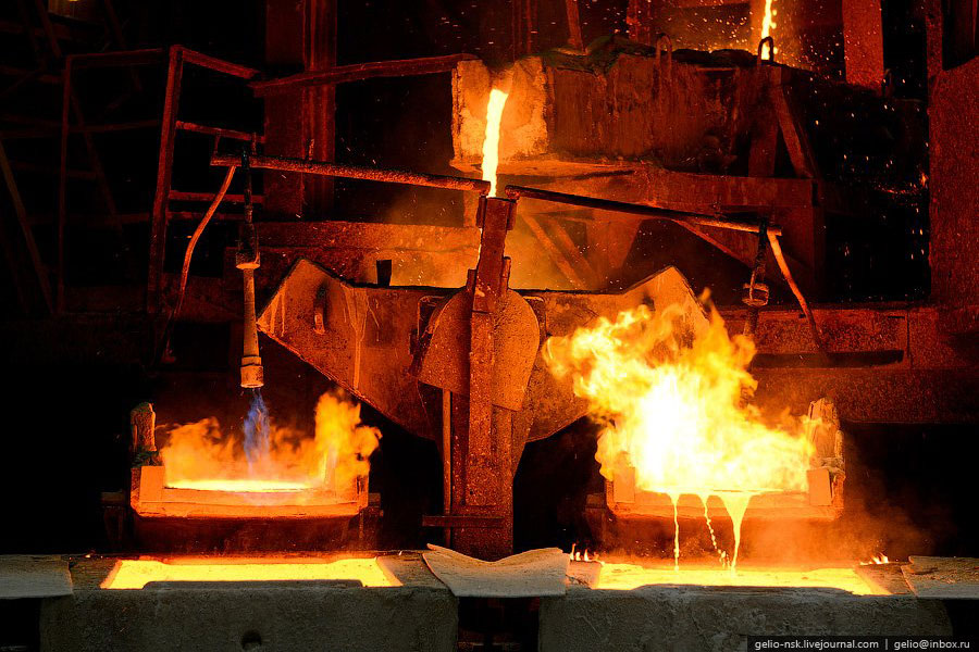 Искры летят: на Урале разливщик стали с 30-летним стажем рассказал о работе