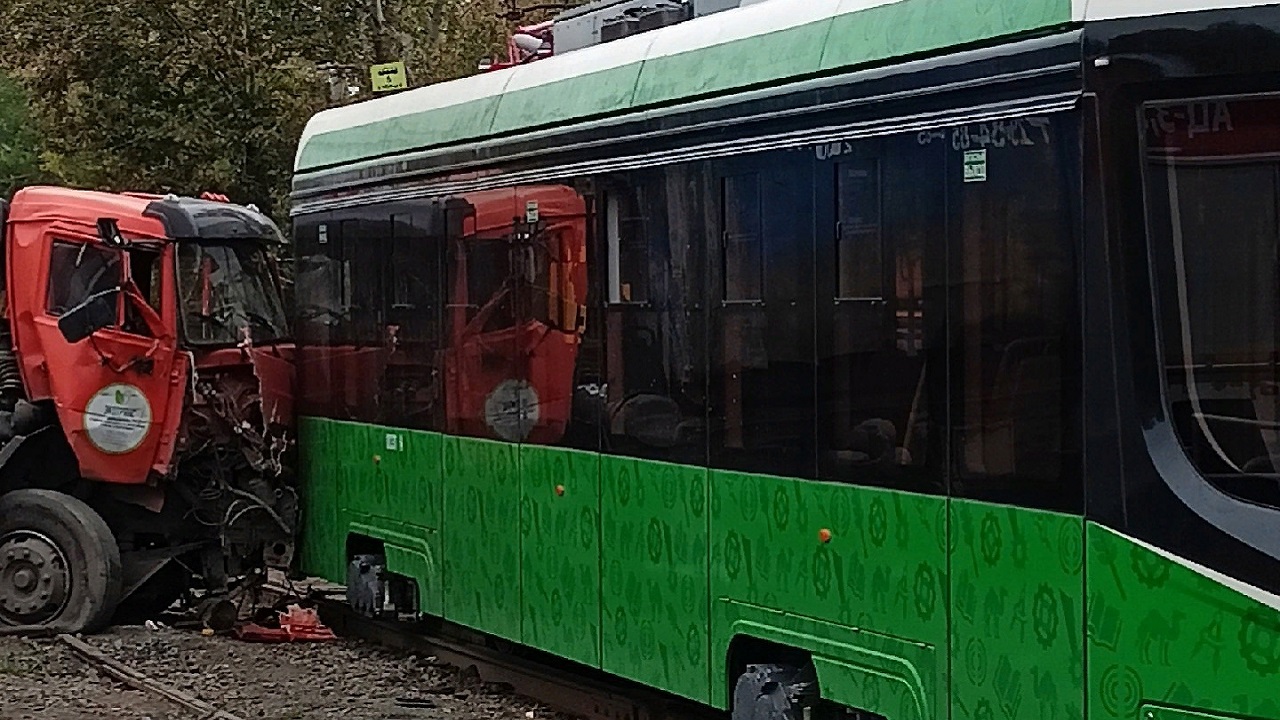 В Челябинске грузовик протаранил новый трамвай: движение вагонов остановилось