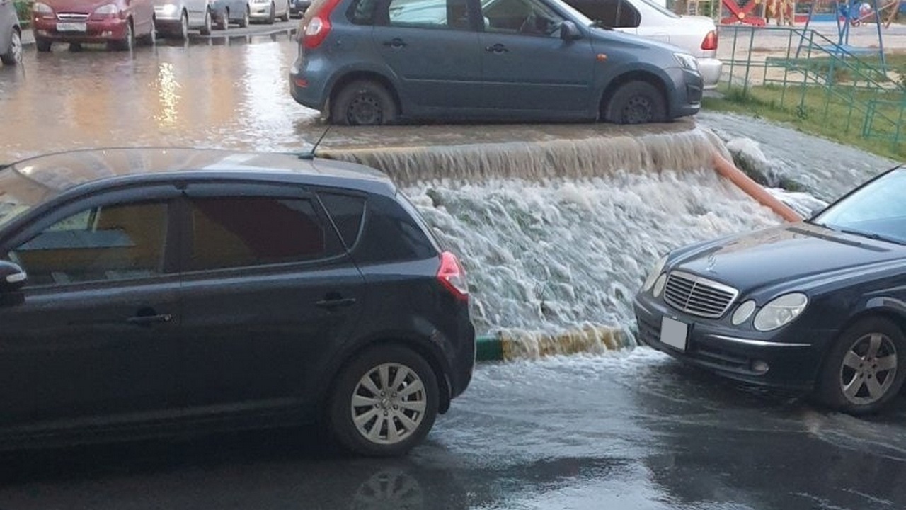 В Копейске из-за крупной аварии затопило центральную улицу