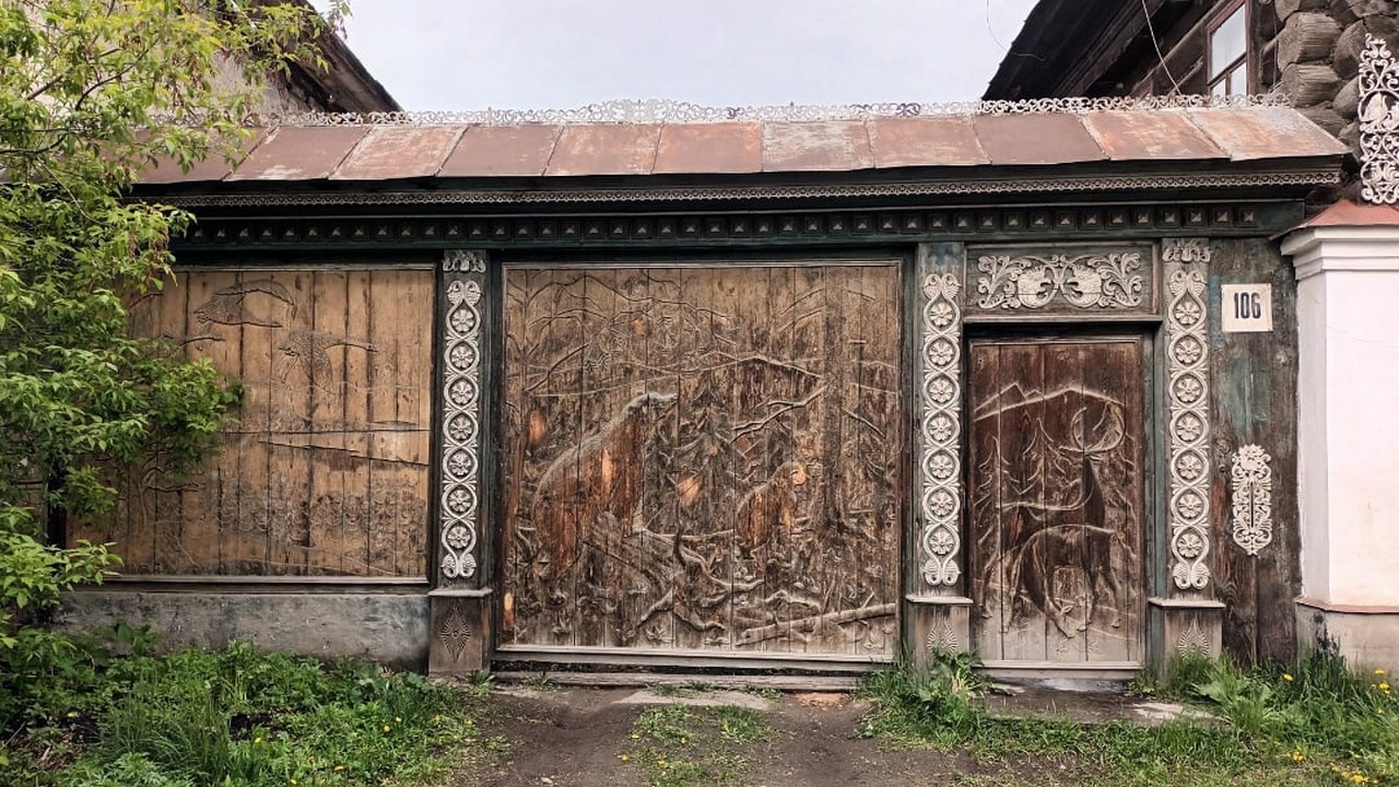В Миассе отреставрировали резные ворота из дерева, которым больше 50 лет