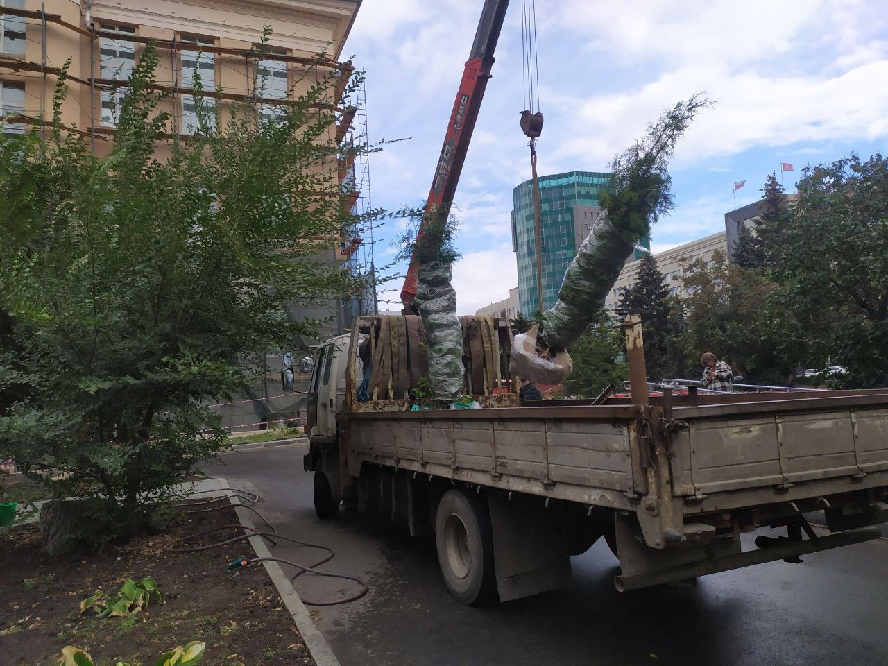 В Челябинске продолжается акция "Цветущий город"