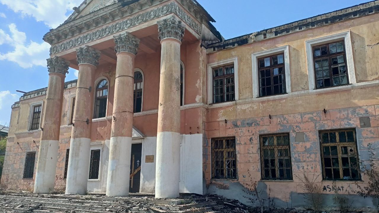 В Троицке погибает уникальное архитектурное здание 