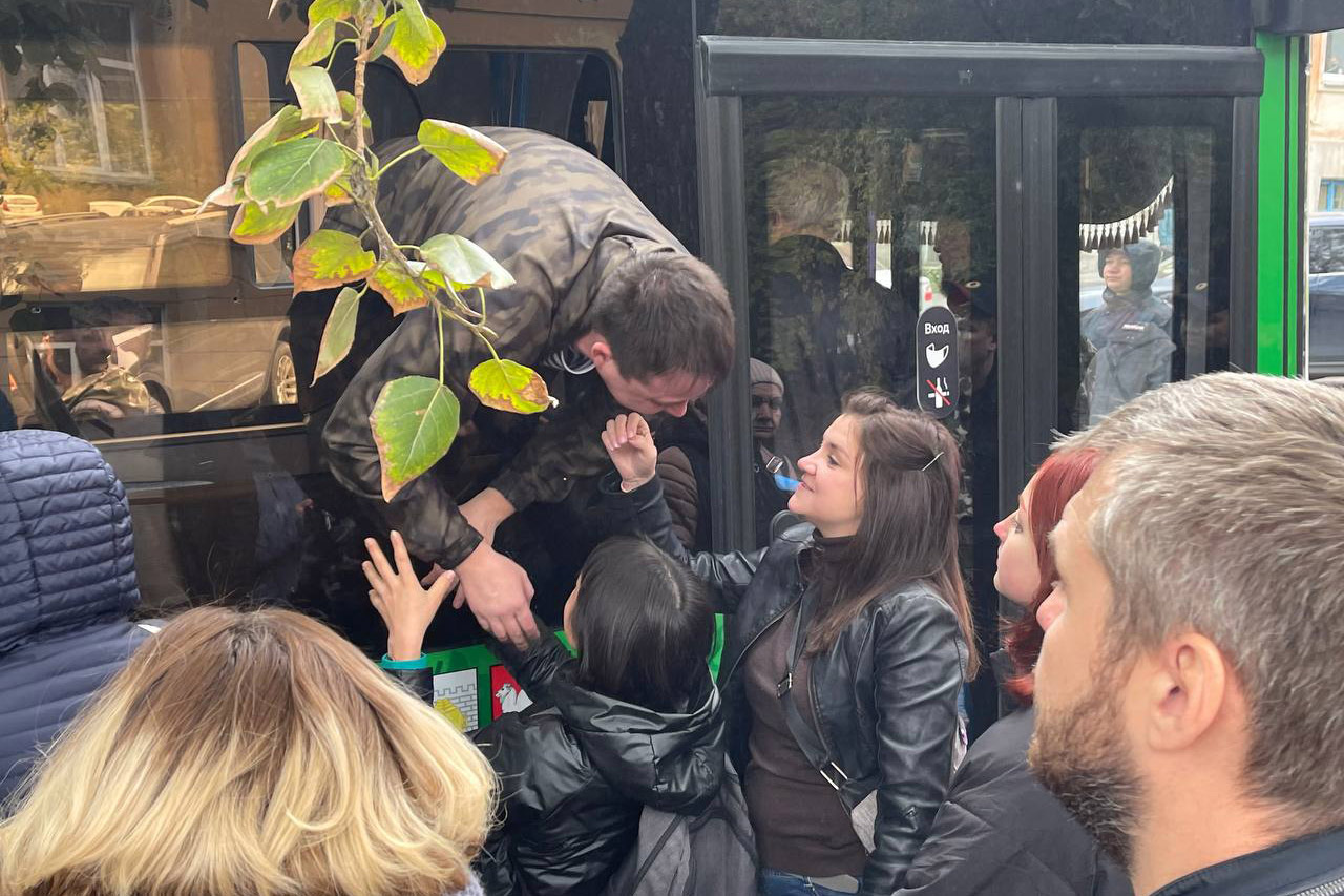 "Я не буду отсиживаться": в Челябинской области проводили мобилизованных