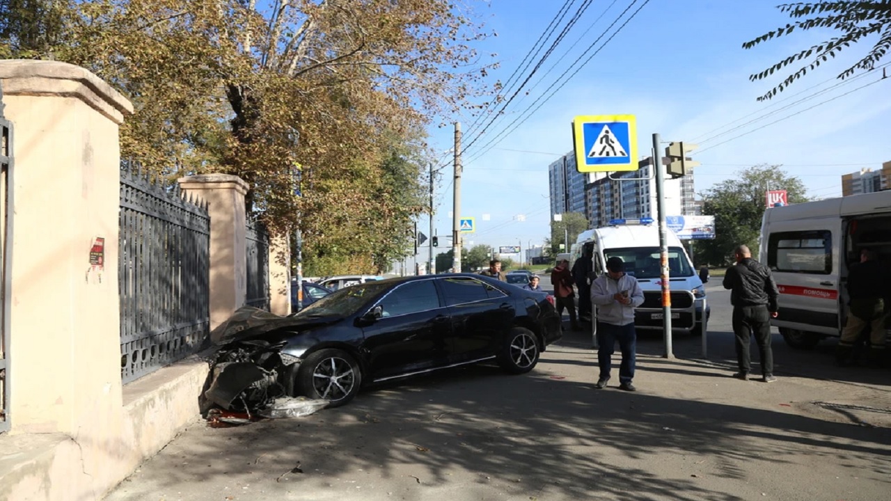 В Челябинске автомобиль вылетел на тротуар, есть раненые