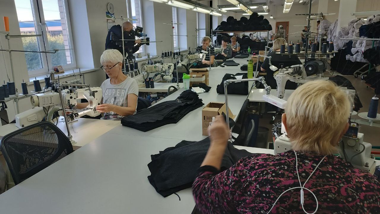 Губернатор Алексей Текслер посетил фабрику, где шьют вещи для мобилизованных