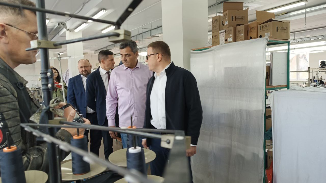Губернатор Алексей Текслер посетил фабрику, где шьют вещи для мобилизованных