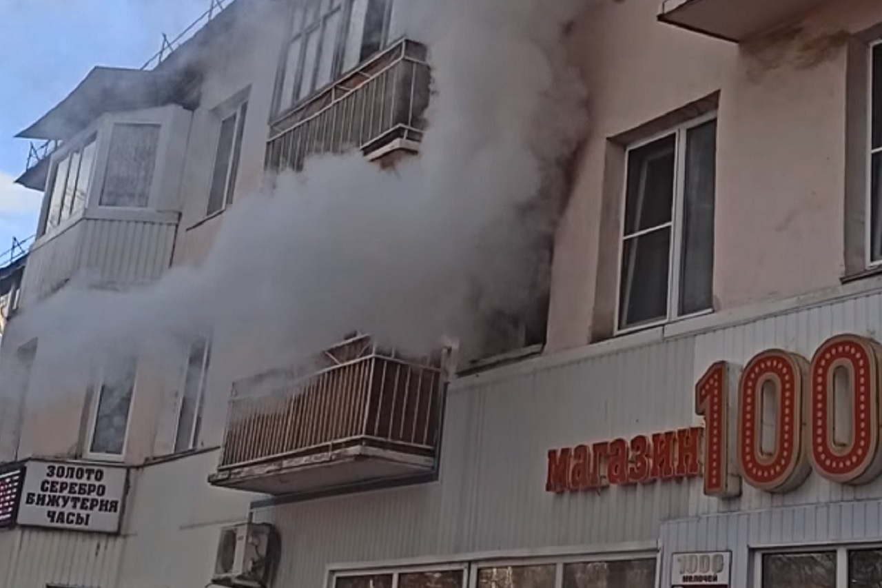 Густой дым из окон: пожар произошел в многоквартирном доме на Южном Урале