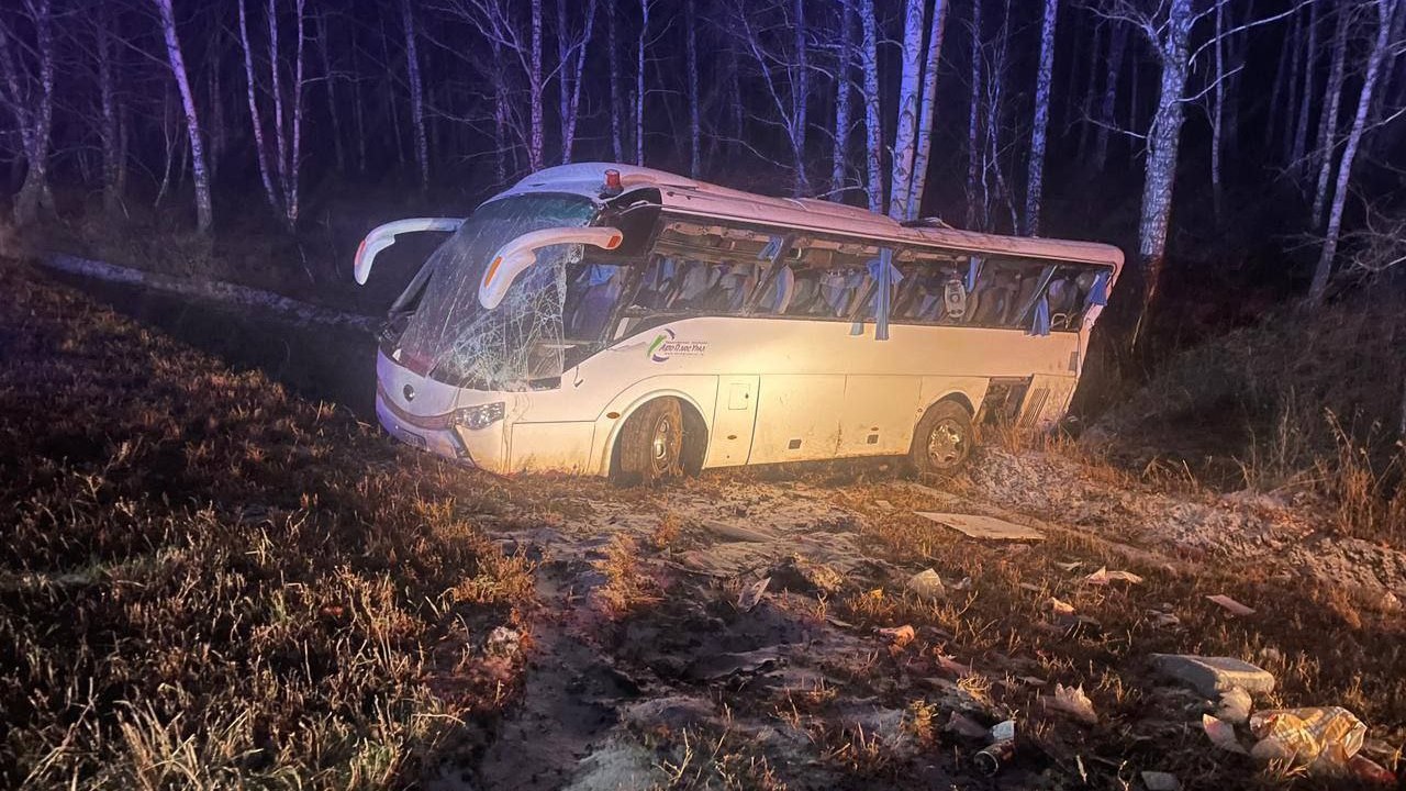 Автобус с пассажирами перевернулся в Челябинской области: пострадали 13 человек Автобус с пассажирами перевернулся в Челябинской области: пострадали 13 человек