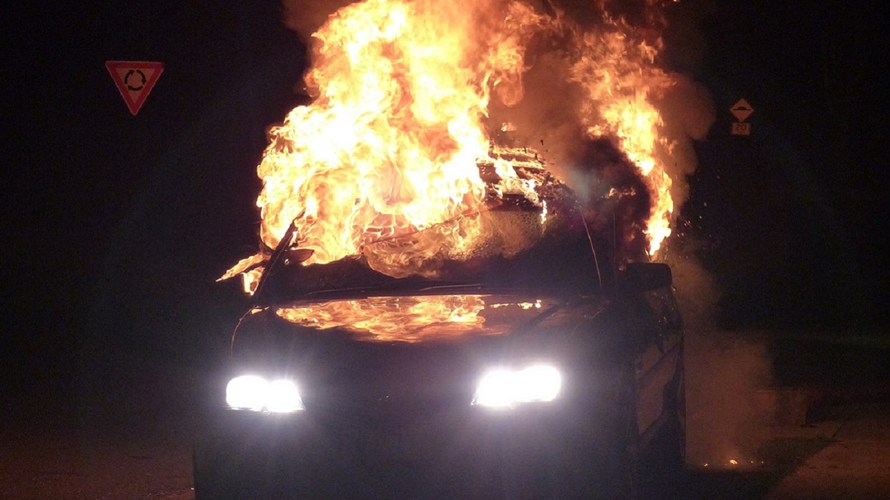 Возле автосалона в Челябинске подожгли 3 иномарки