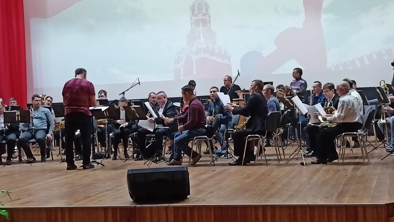 Артисты Челябинской филармонии дали концерт для мобилизованных в Чебаркуле