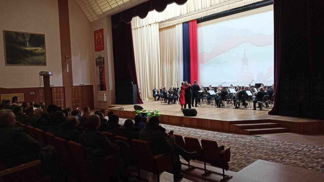 Артисты Челябинской филармонии дали концерт для мобилизованных в Чебаркуле