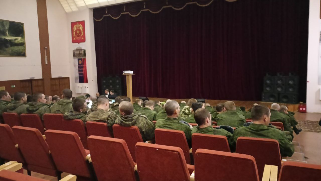 Артисты Челябинской филармонии дали концерт для мобилизованных в Чебаркуле Артисты Челябинской филармонии дали концерт для мобилизованных в Чебаркуле