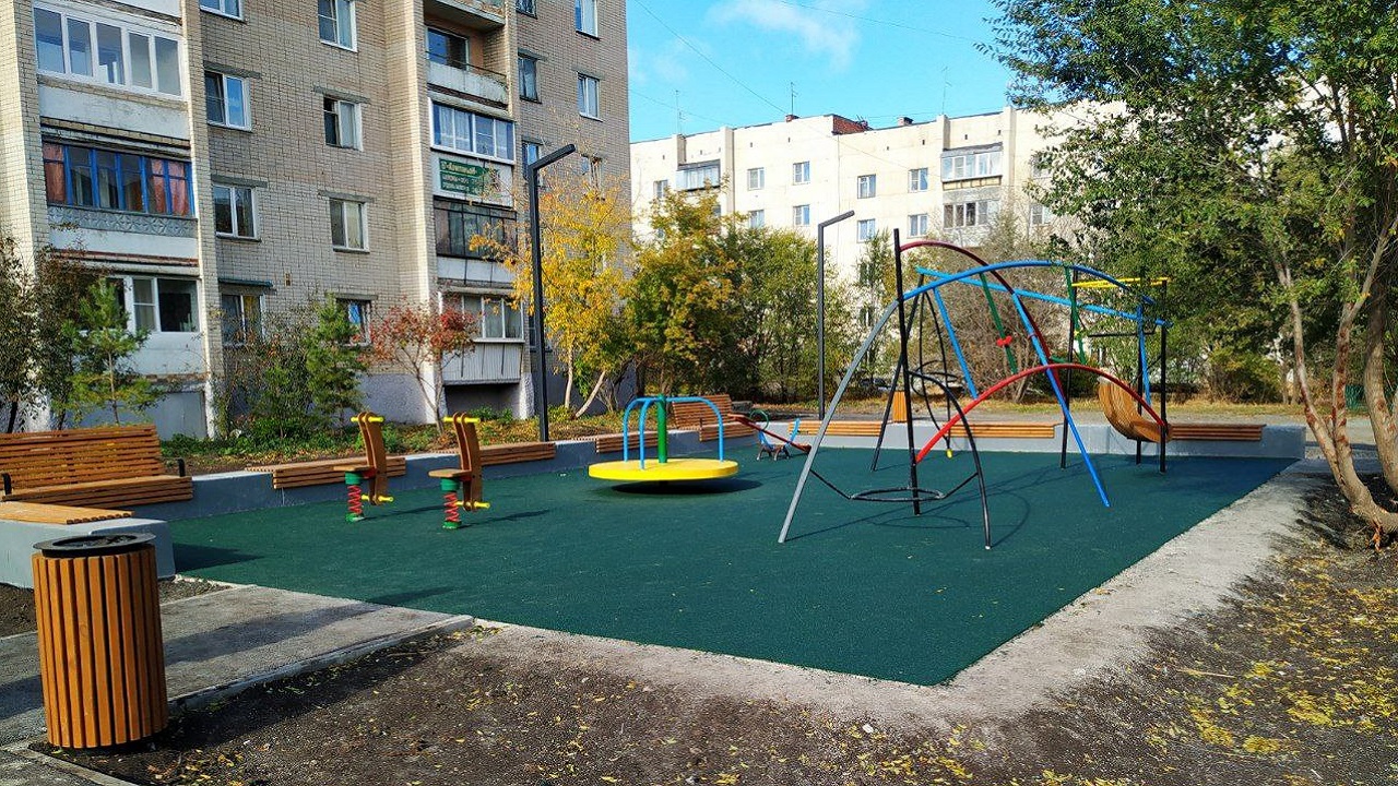 Спуск к воде и игровая площадка: новый сквер открыли в Челябинске