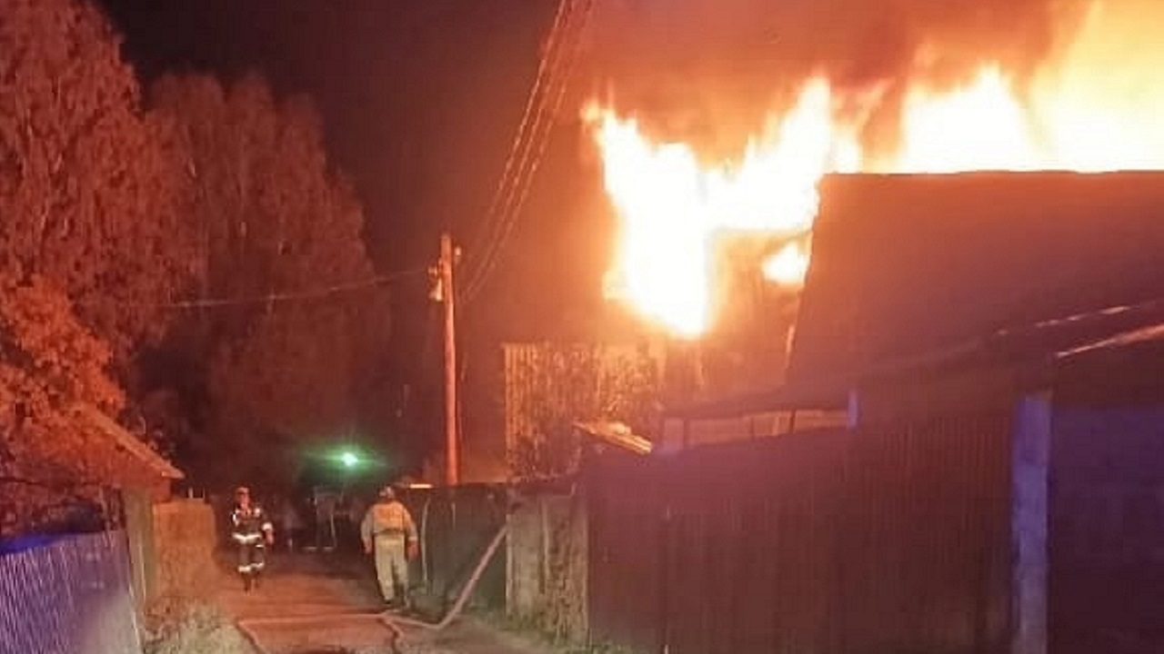 Сгорела дача: сильный пожар вспыхнул под Челябинском