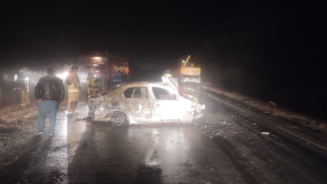 Автомобиль врезался в экскаватор в Челябинской области