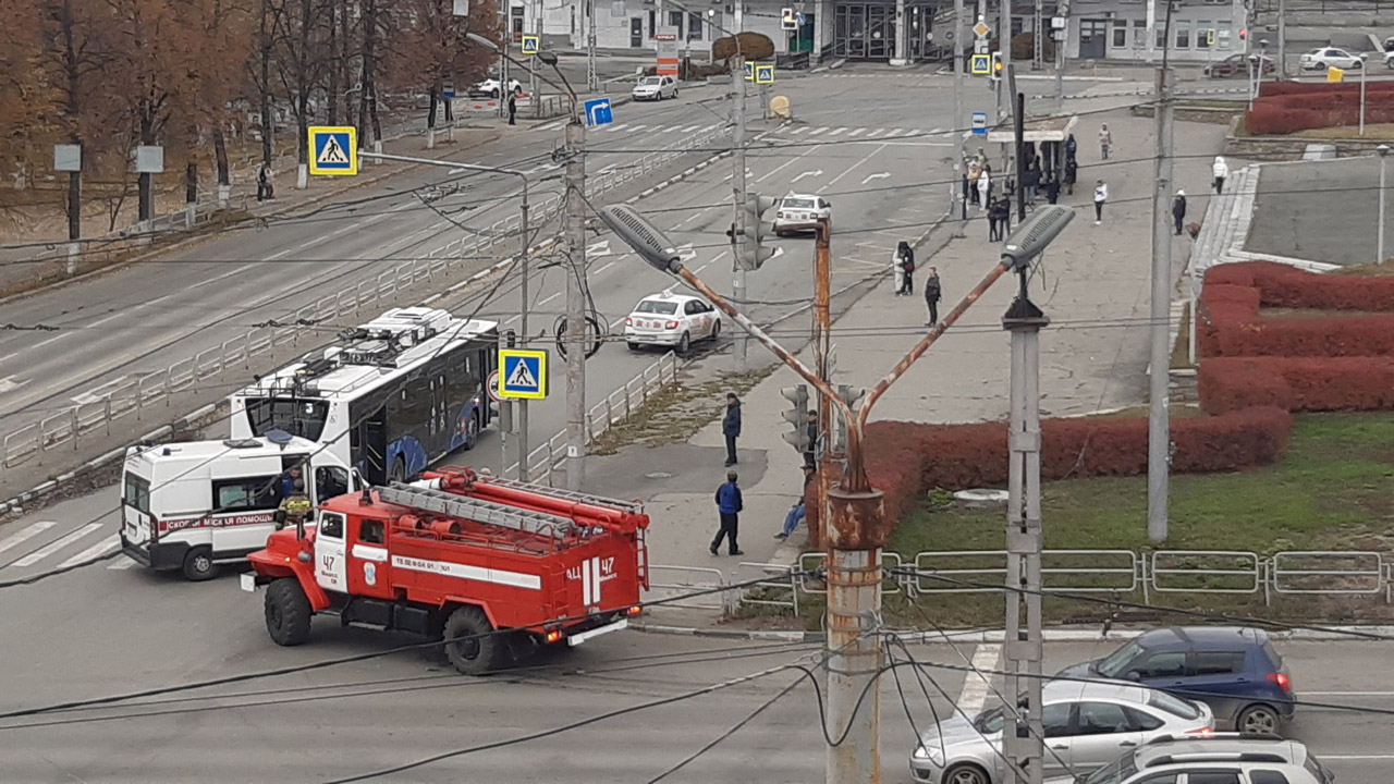 Грузовик врезался в троллейбус с пассажирами в Челябинской области