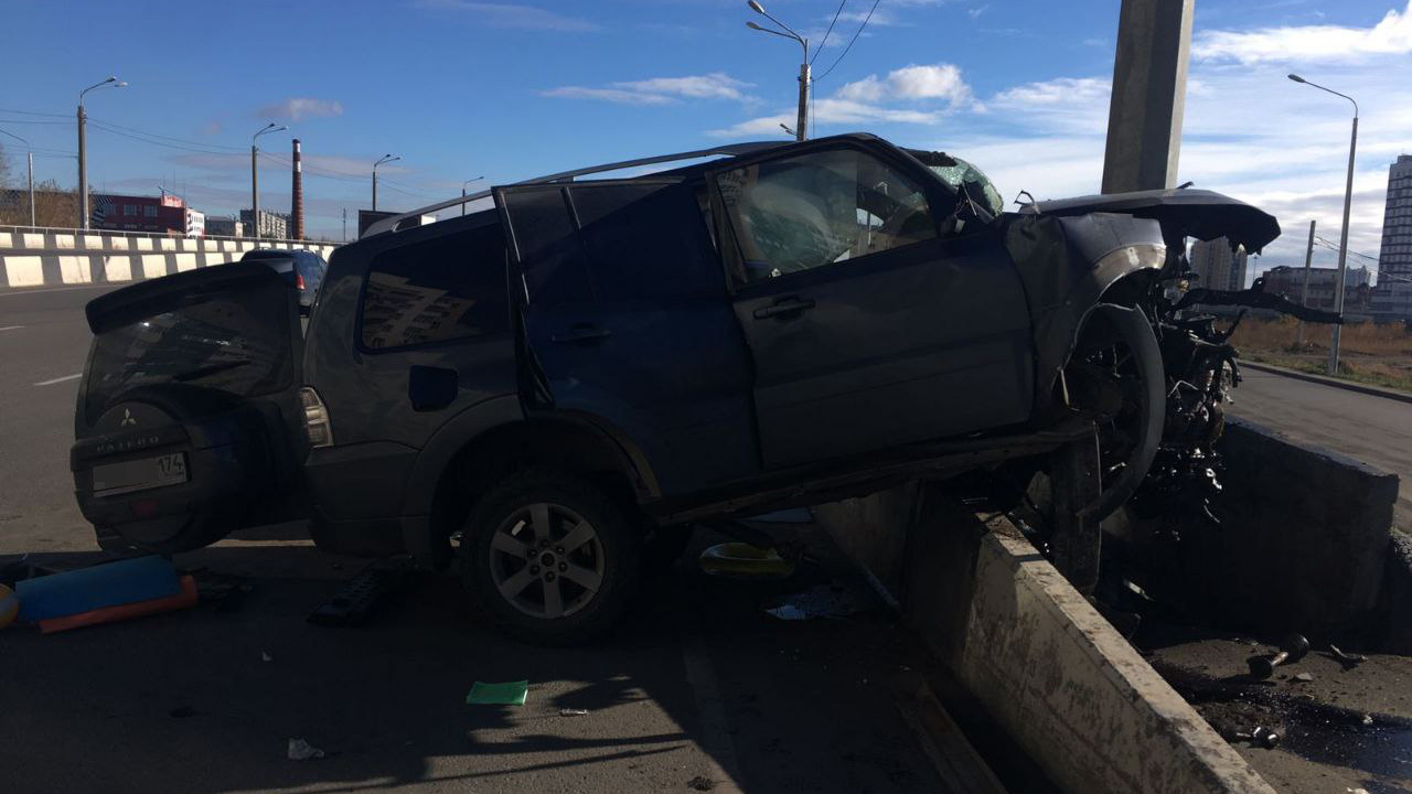 Повис на отбойнике: в ДТП в Челябинске погиб водитель и пострадала девочка