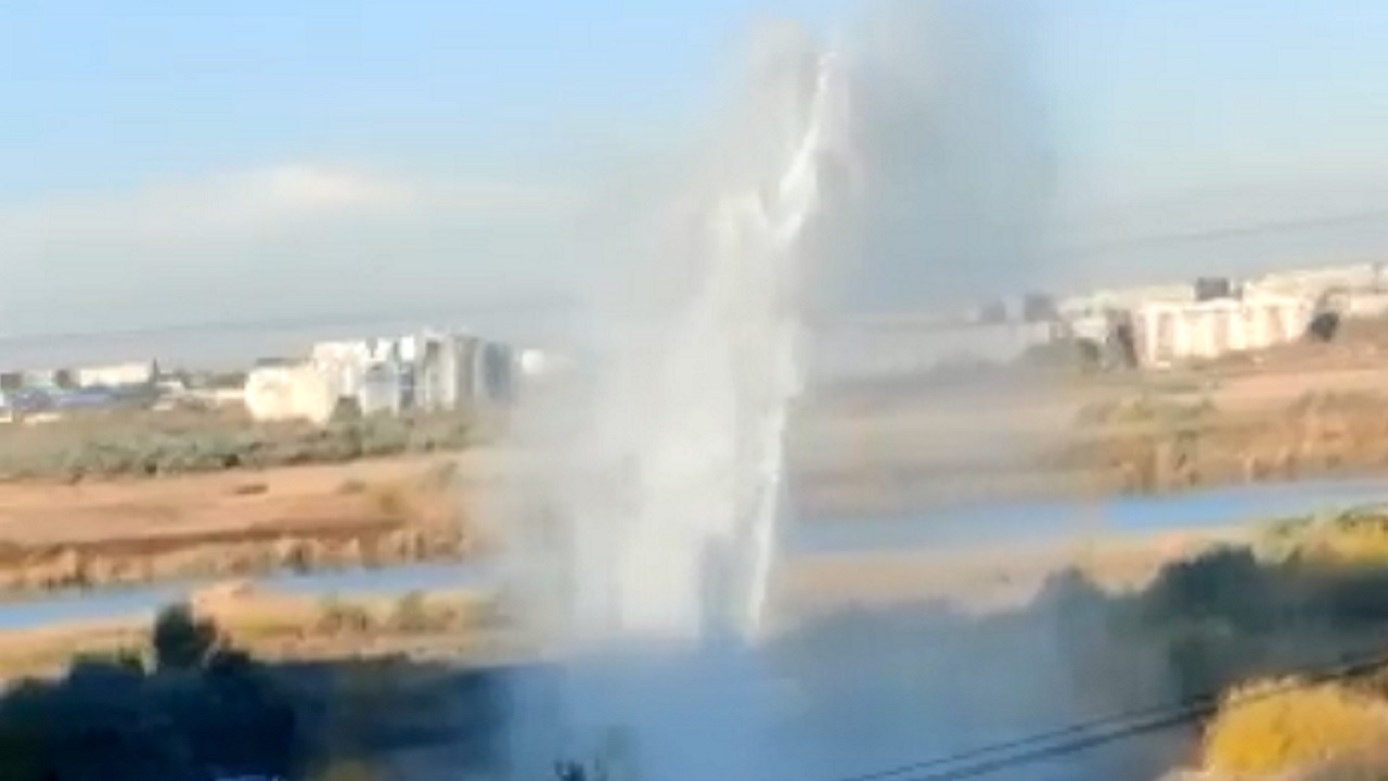 Забил фонтан: из-за коммунальной аварии в Челябинске без воды остались более 130 зданий