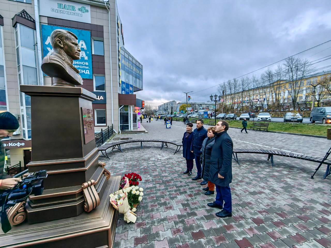 В Златоусте установили бронзовый бюст Юрия Гагарина: на открытие приехала его дочь