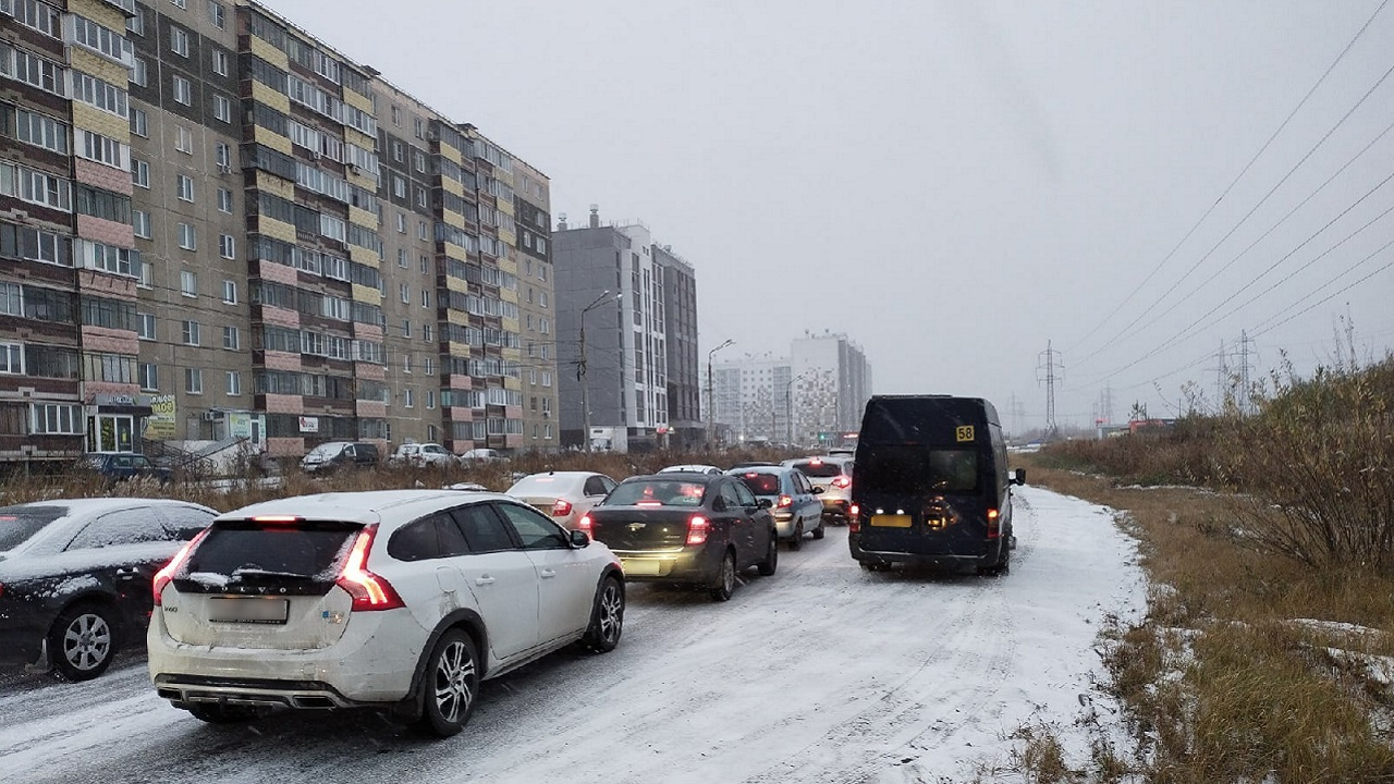 Пробки 10 баллов: снегопад парализовал движение в Челябинске