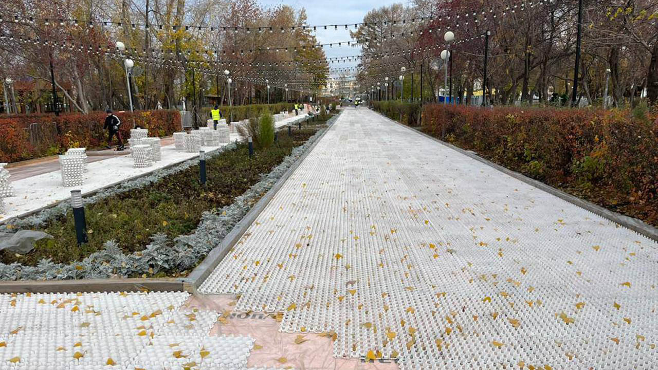 Каток на аллеях парка Терешковой начали монтировать в Челябинске