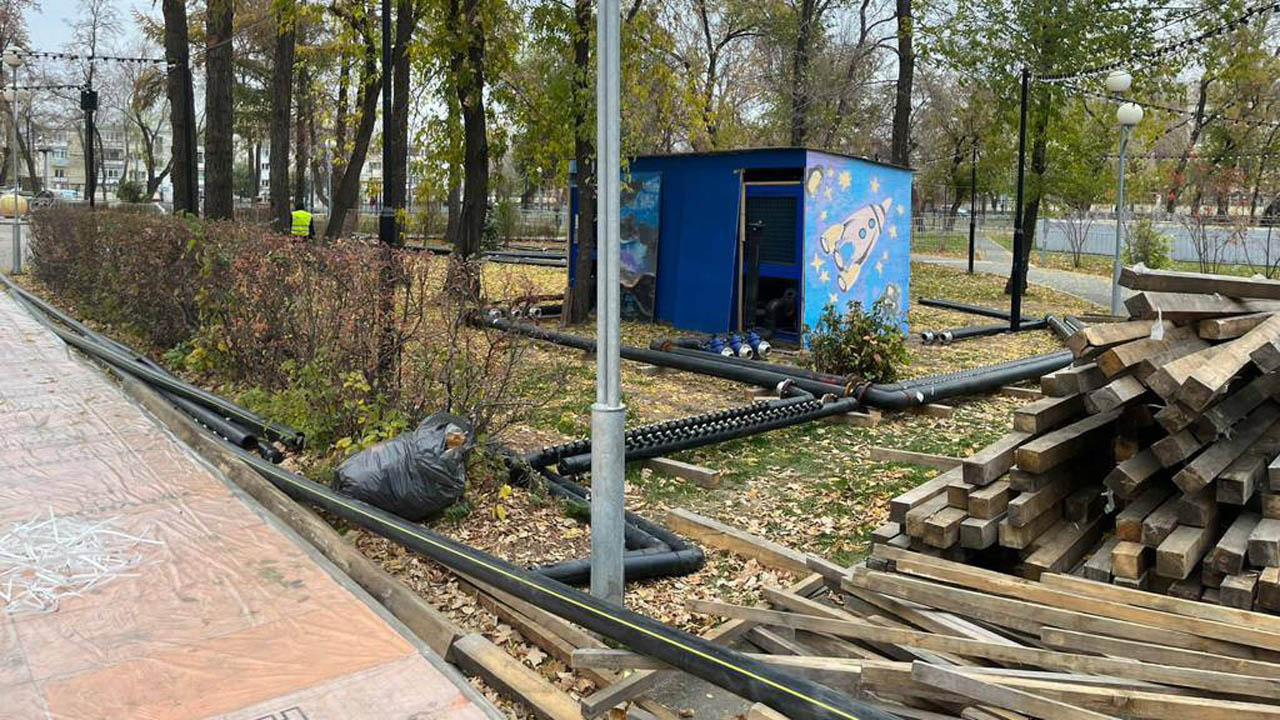 Каток на аллеях парка Терешковой начали монтировать в Челябинске Каток на аллеях парка Терешковой начали монтировать в Челябинске