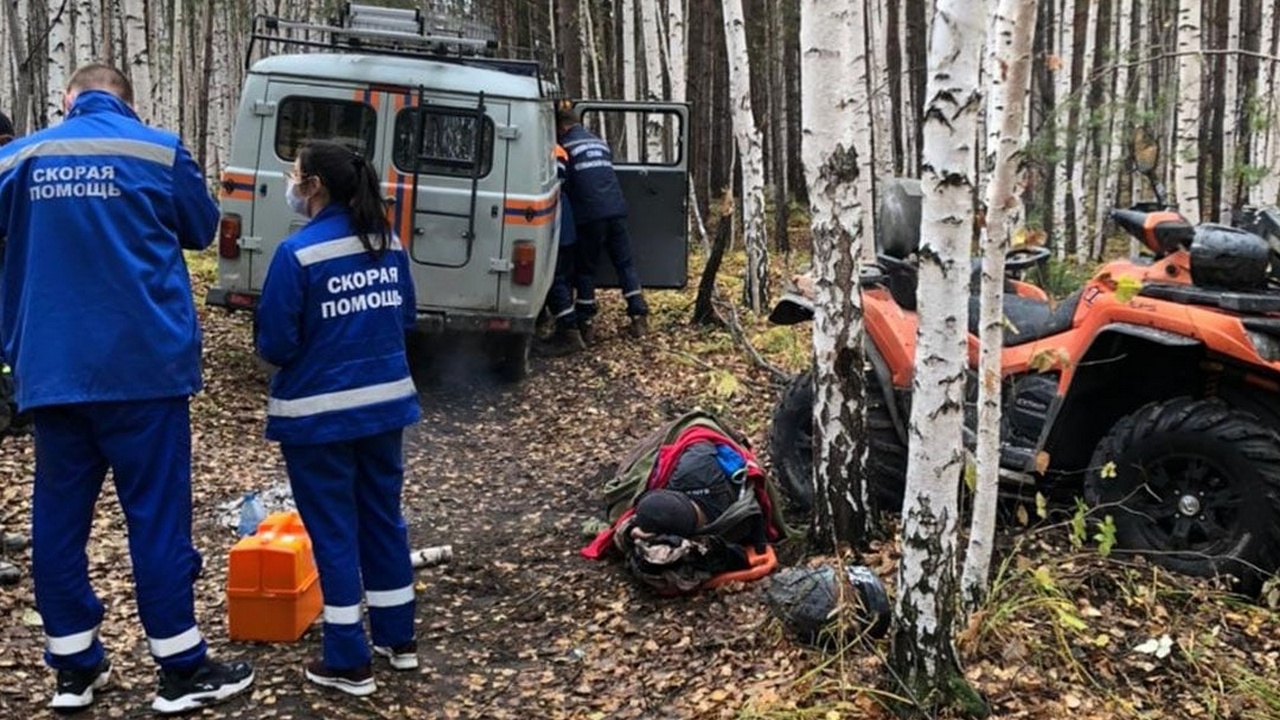 Спасатели эвакуировали из леса челябинца, который упал с квадроцикла