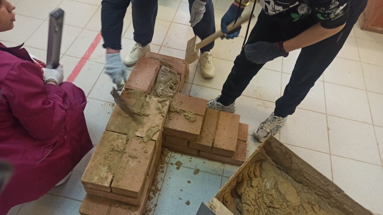 В Челябинской области школьников на практике знакомят с рабочими профессиями