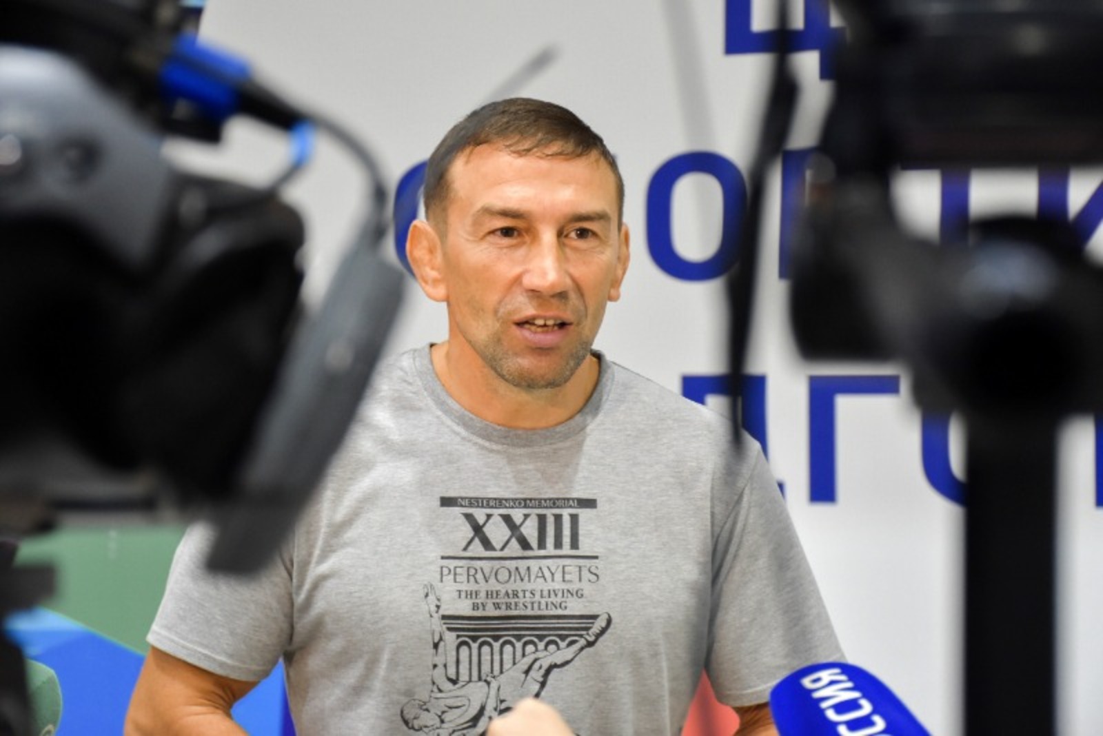 Обладатель Кубка Мира по греко-римской борьбе Николай Монов приехал в Челябинск 