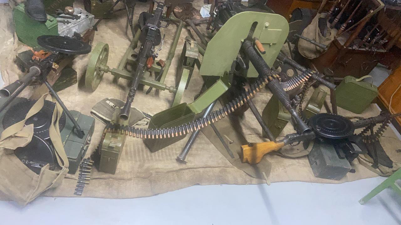 Пулеметы, снаряды и тротил: ФСБ накрыла подпольных оружейников Пулеметы, снаряды и тротил: ФСБ накрыла подпольных оружейников