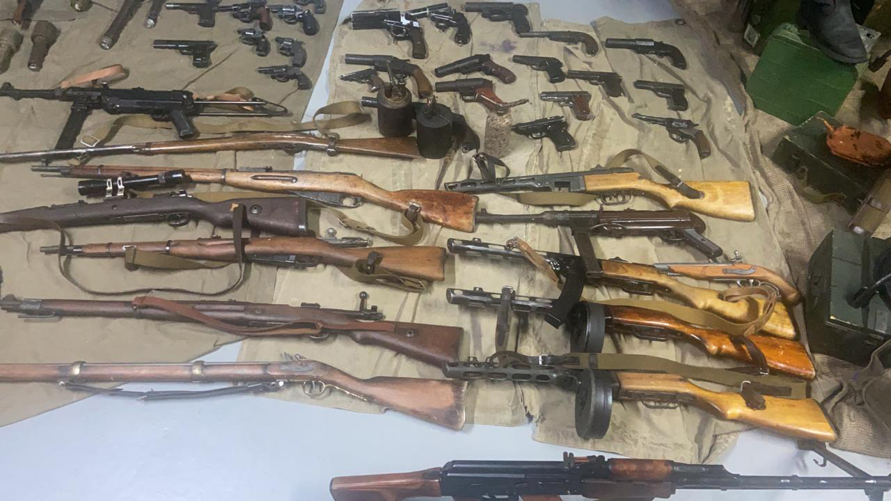 Пулеметы, снаряды и тротил: ФСБ накрыла подпольных оружейников Пулеметы, снаряды и тротил: ФСБ накрыла подпольных оружейников