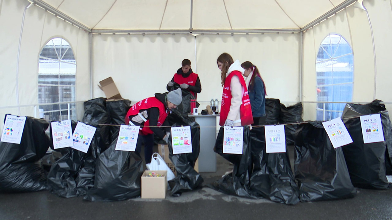 Зачем жители Челябинска массово собирают бутылки и макулатуру