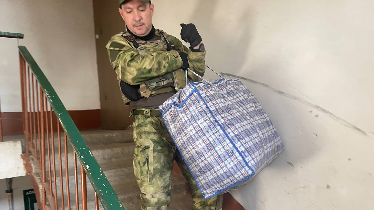 Депутат из Челябинской области работает с гуманитарной миссией в Херсоне