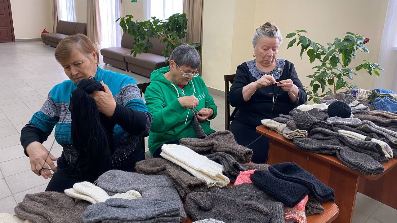 На Южном Урале пенсионерки организовали цех по вязанию носков для мобилизованных