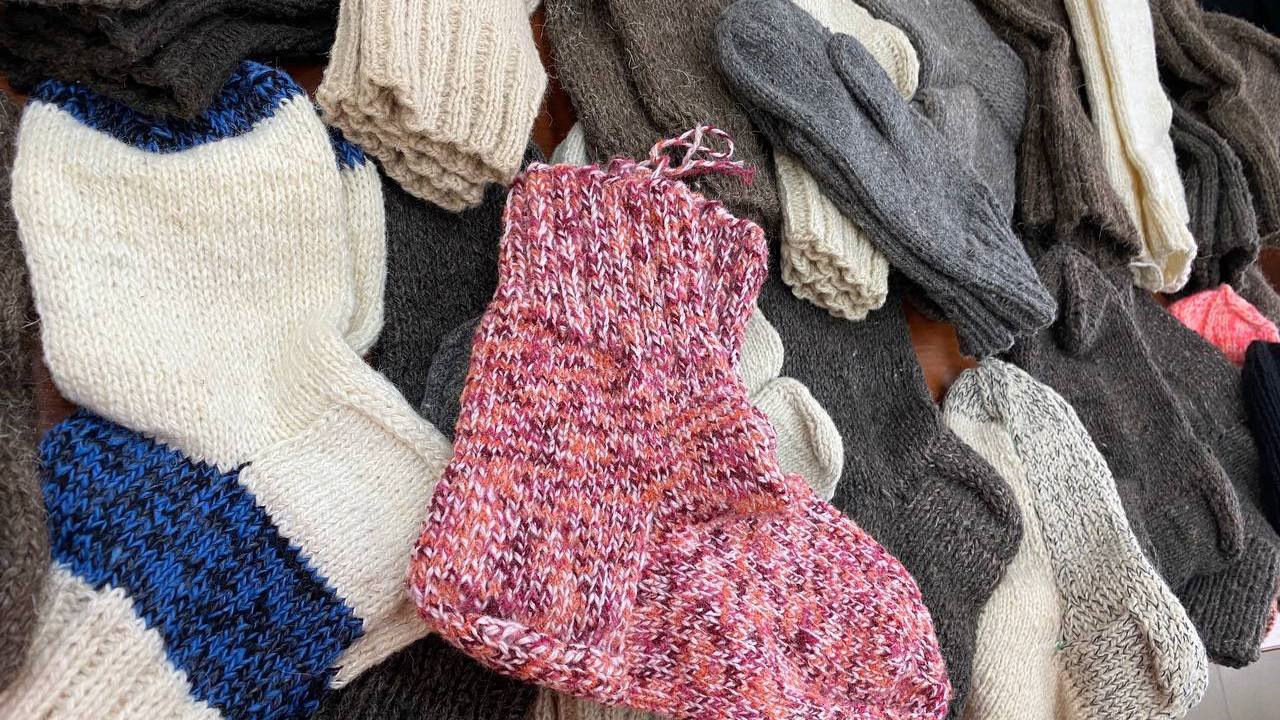 На Южном Урале пенсионерки организовали цех по вязанию носков для мобилизованных