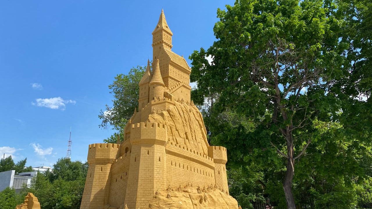 Замок и скульптуры героев сказок из песка в Челябинске решили законсервировать