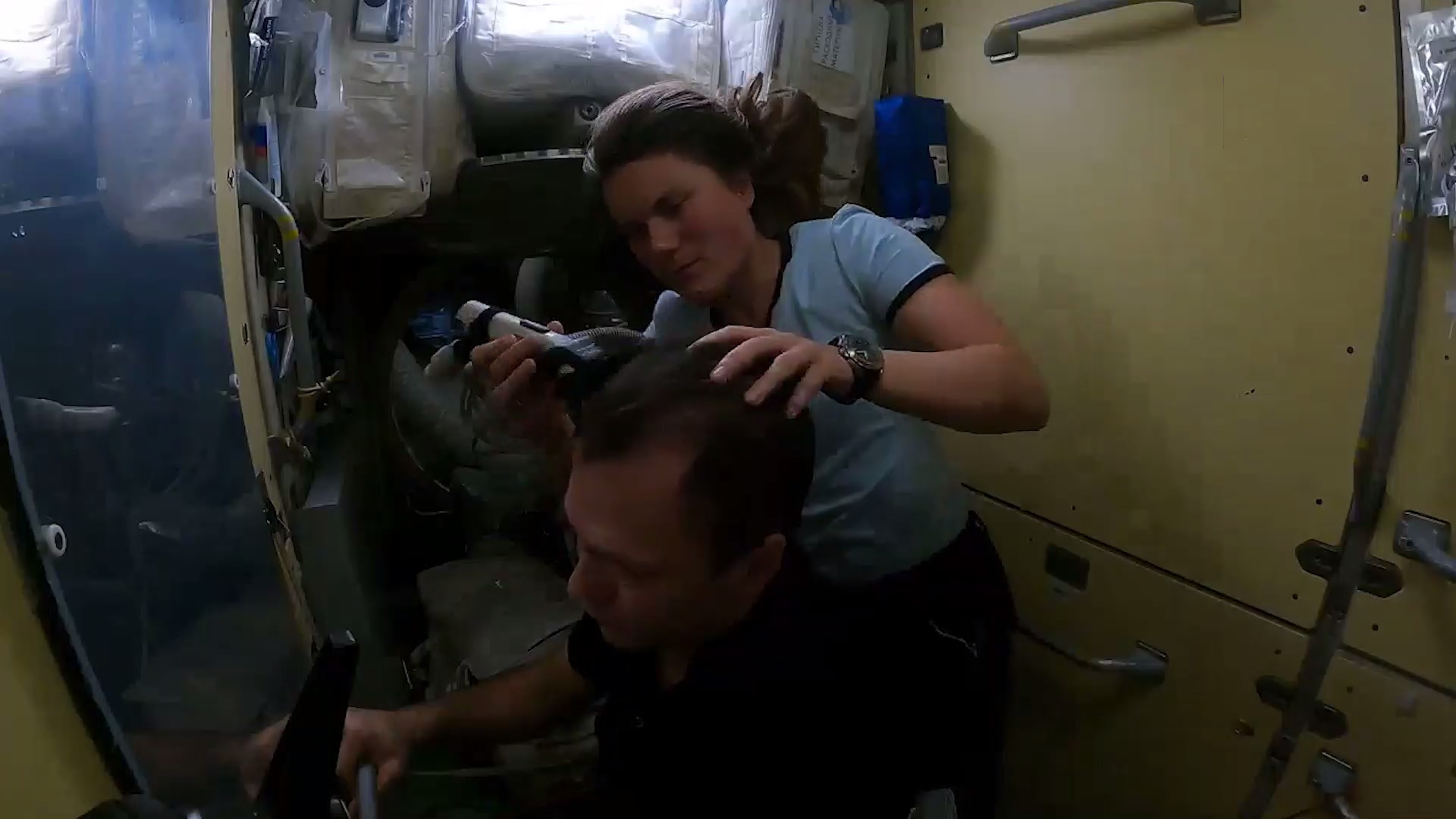 Космонавт из Челябинска показал, как подстричься на орбите с помощью "пылесоса"